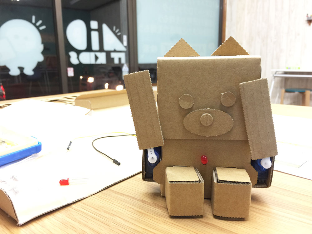 ダンボールで作る子ども向けプログラミングロボット「embot」を組み立てよう